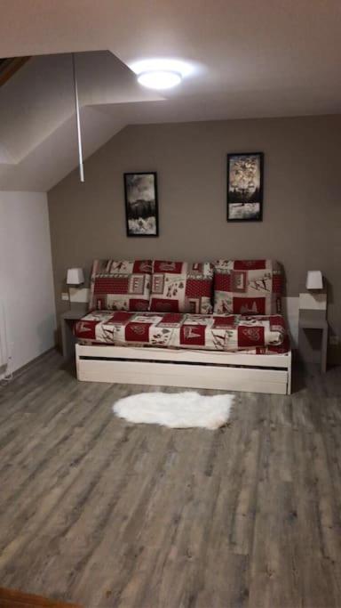 Au Bout Du Bois Piscine Sauna Hammam Accessible En Saison Et Le Logement Accessible Toute L Annee Les Déserts エクステリア 写真